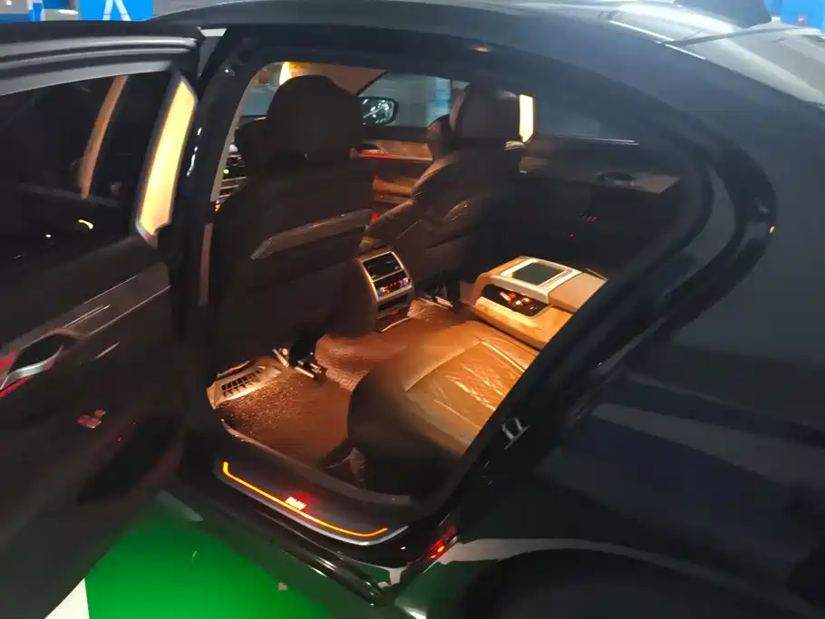 BMW 7 Series — фото 11