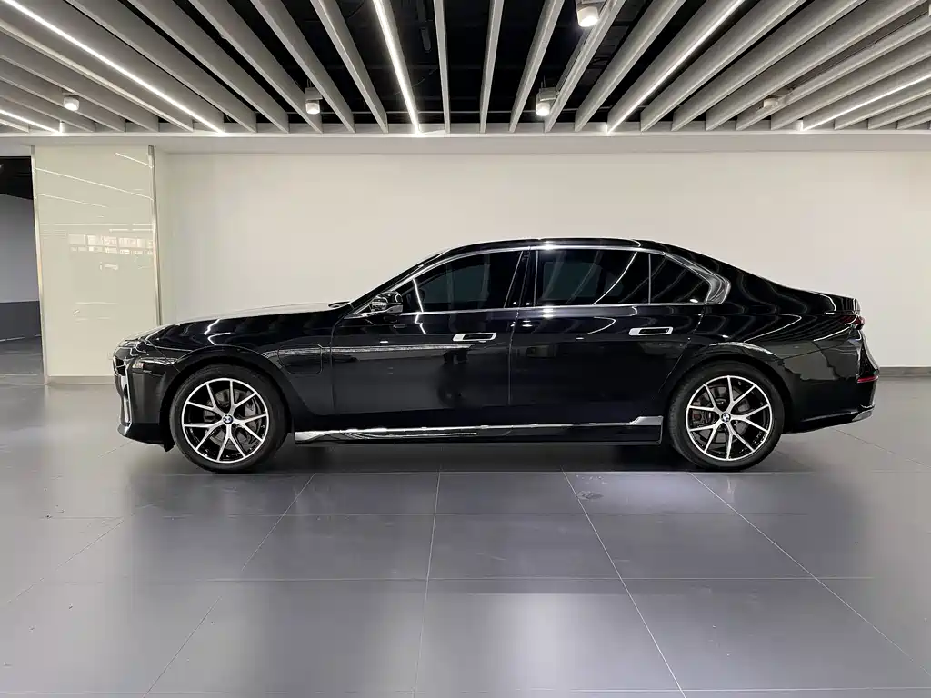 BMW i7 — фото 4