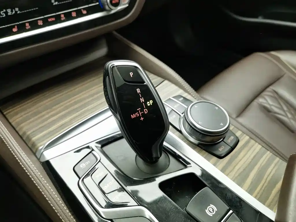 BMW 5 Series — фото 13