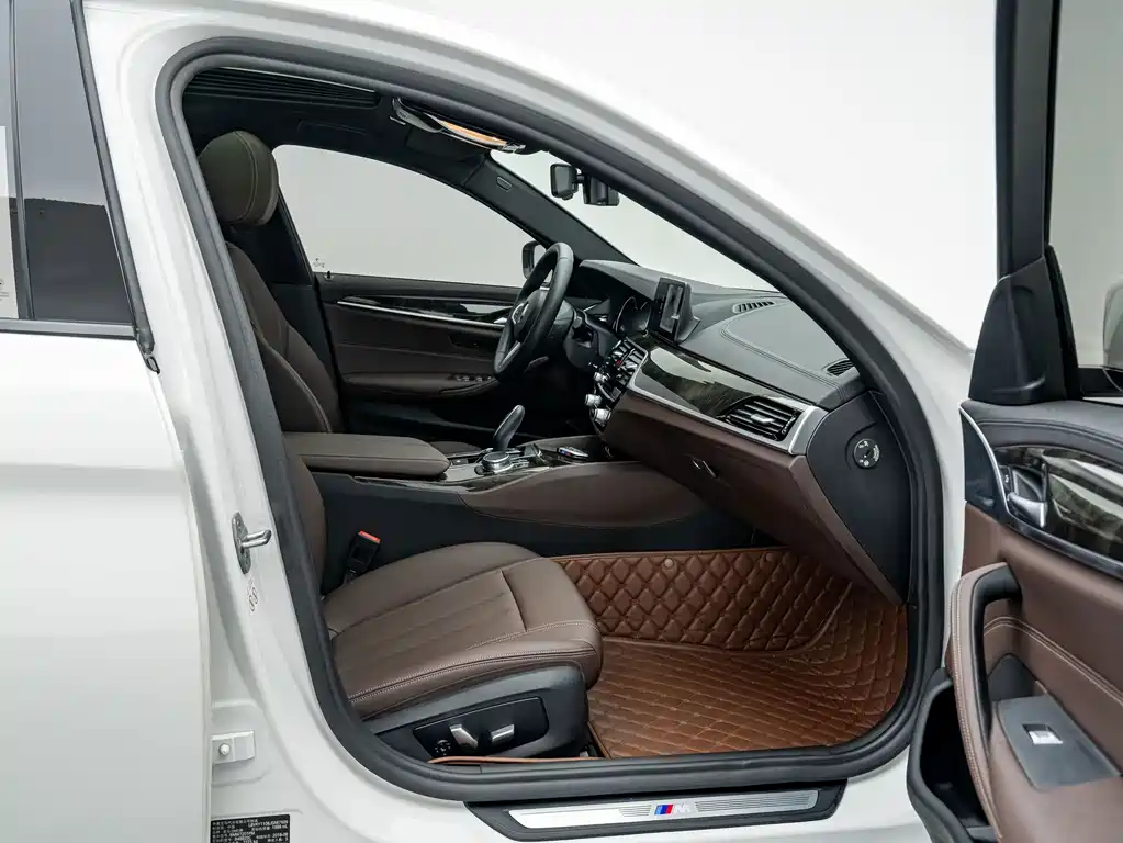 BMW 5 Series — фото 18