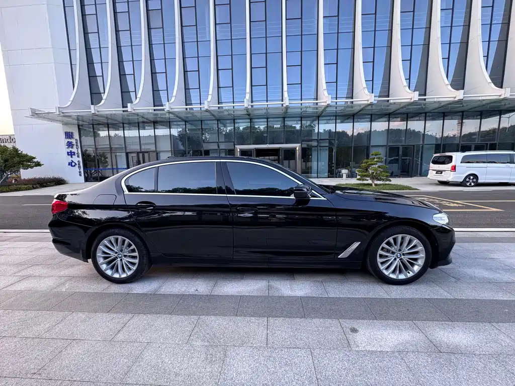 BMW 5 Series — фото 4