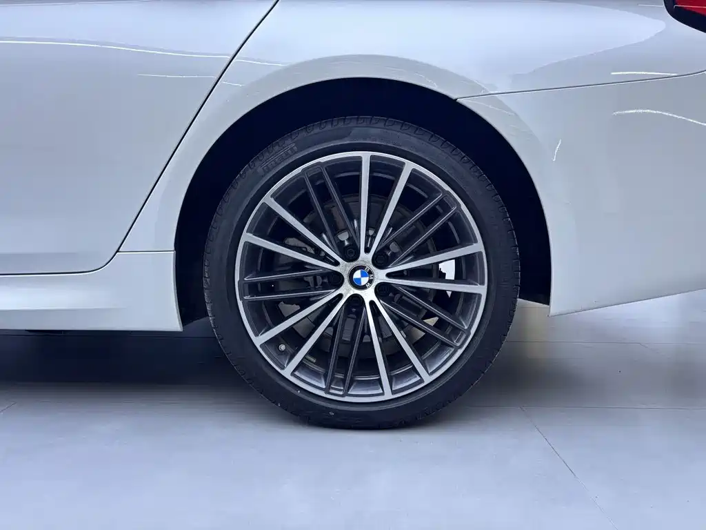 BMW 5 Series — фото 15