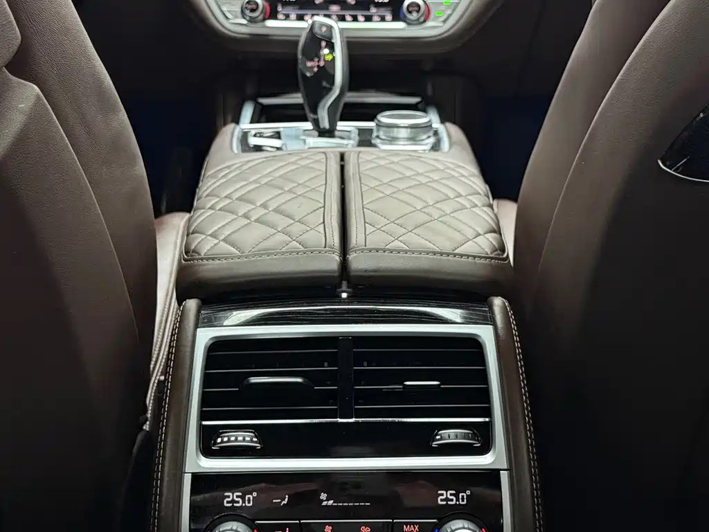 BMW 7 Series — фото 14