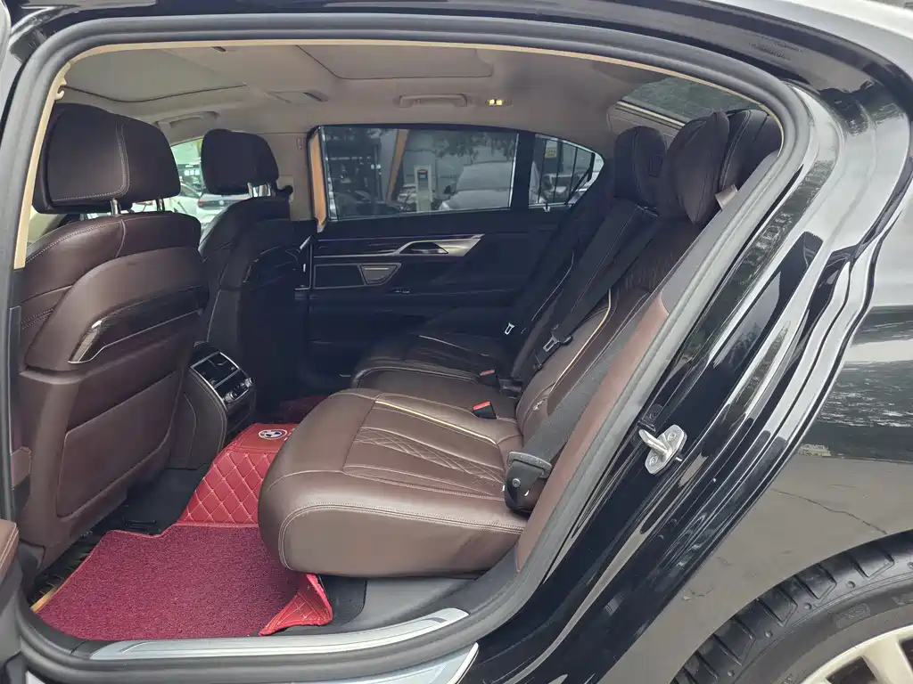 BMW 7 Series — фото 14