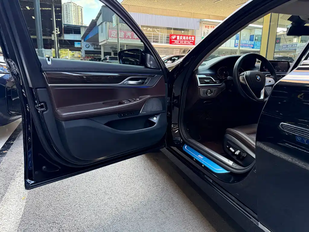 BMW 7 Series — фото 15