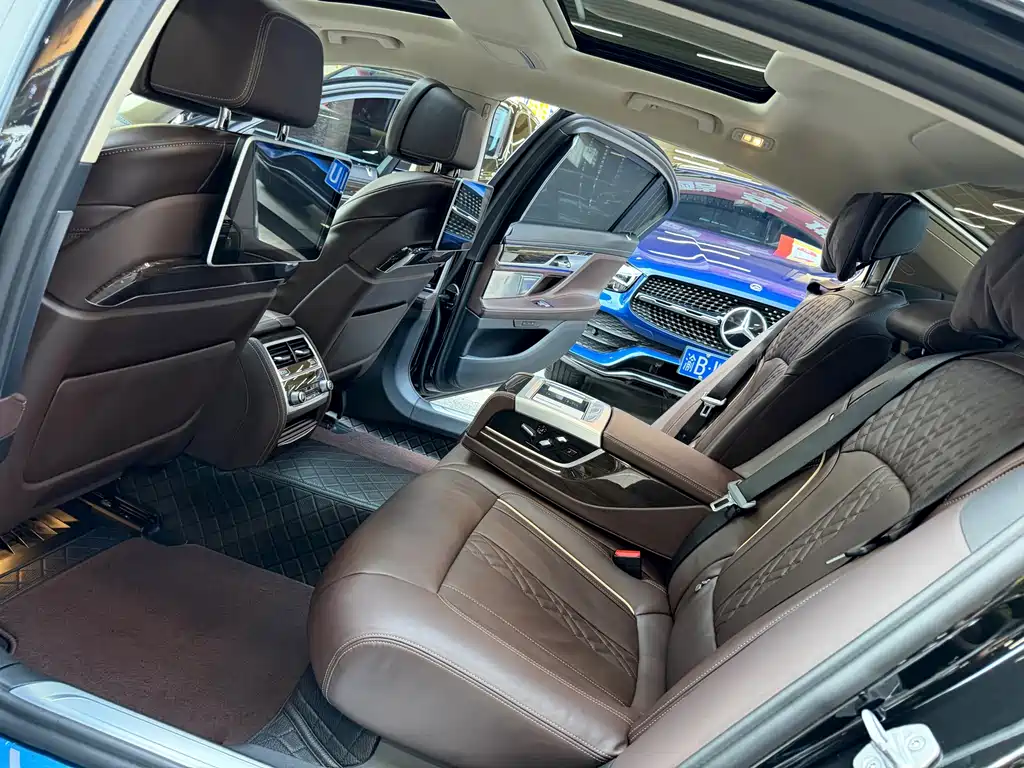 BMW 7 Series — фото 18