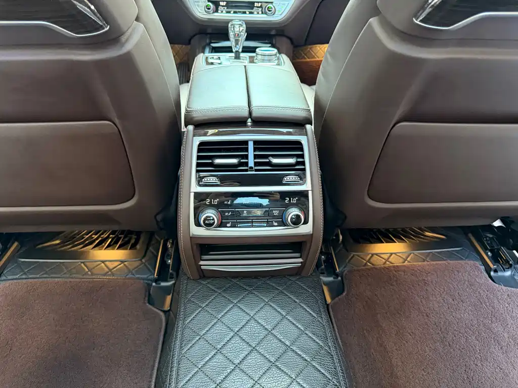BMW 7 Series — фото 20