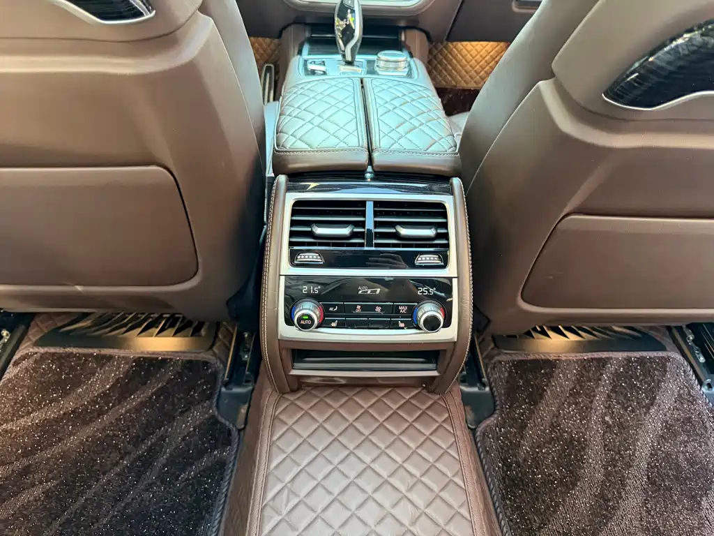 BMW 7 Series — фото 17