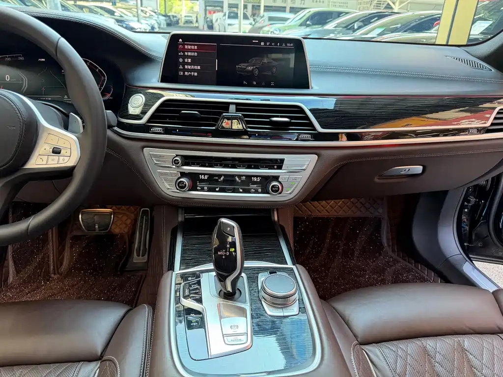 BMW 7 Series — фото 18