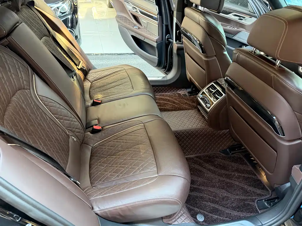 BMW 7 Series — фото 23