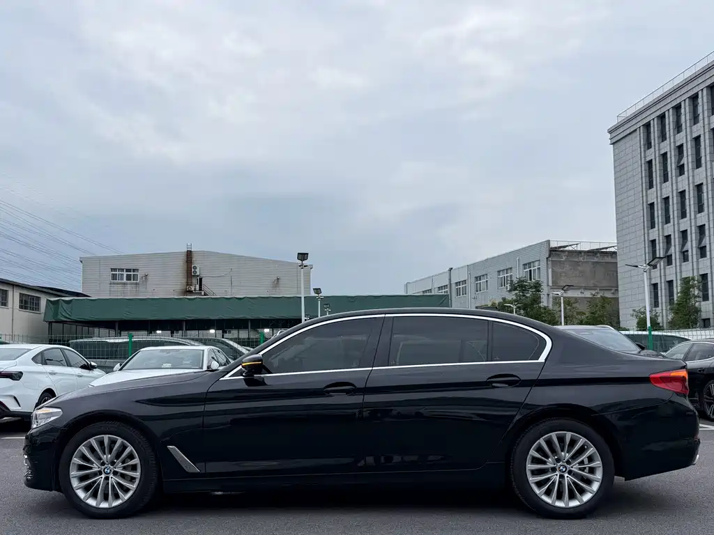 BMW 5 Series — фото 14