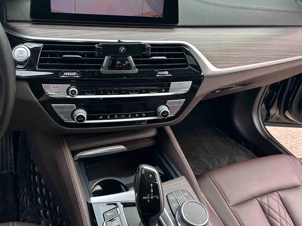 BMW 5 Series — фото 10