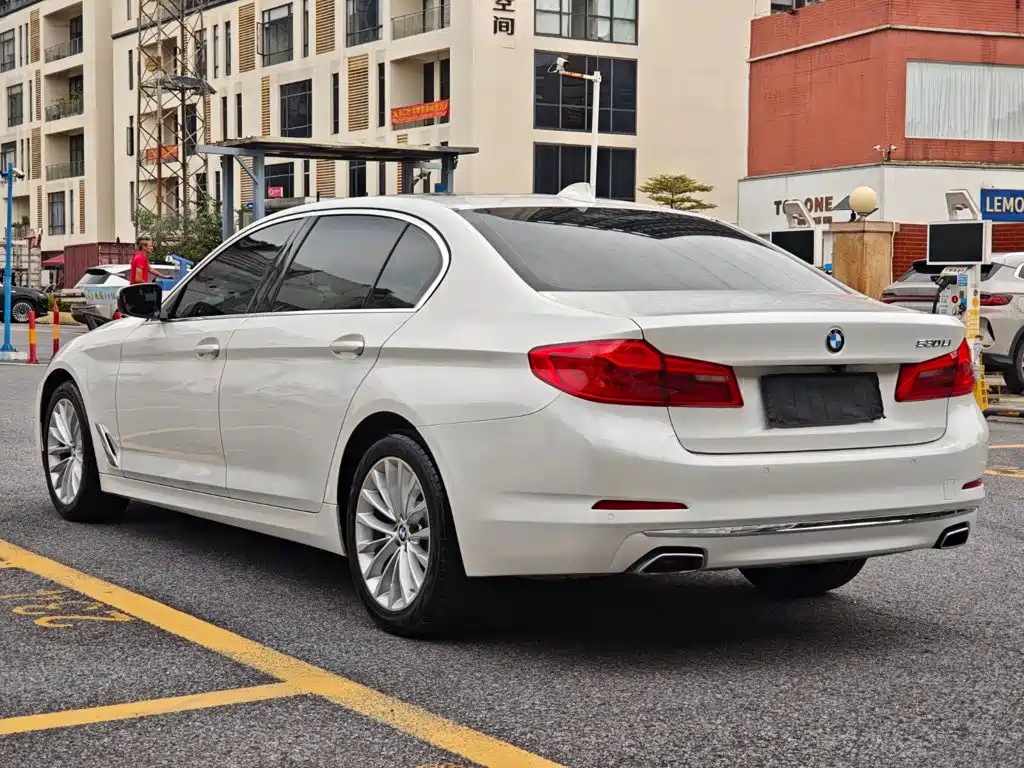 BMW 5 Series — фото 7