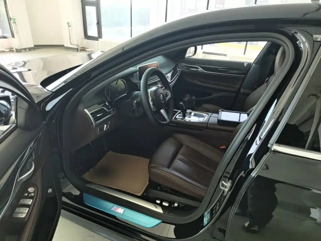 BMW 7 Series — фото 15