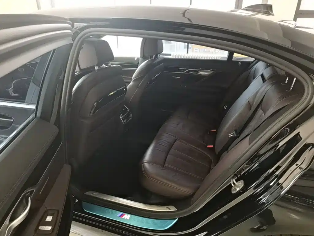 BMW 7 Series — фото 17