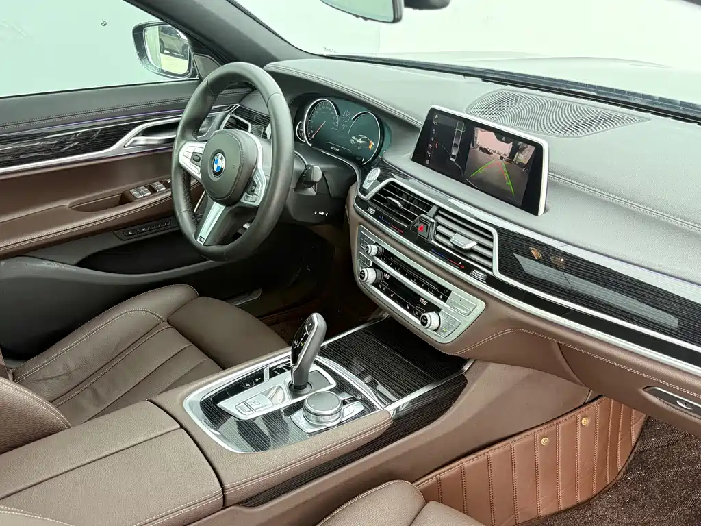 BMW 7 Series — фото 15