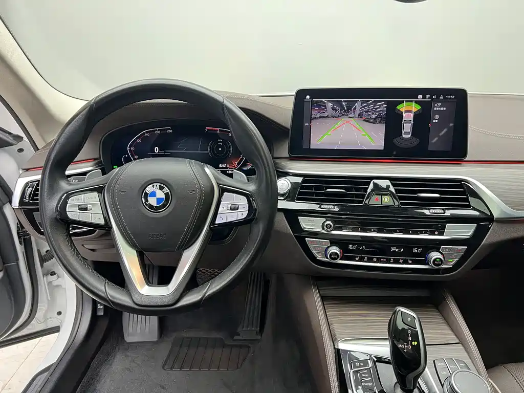 BMW 5 Series — фото 14
