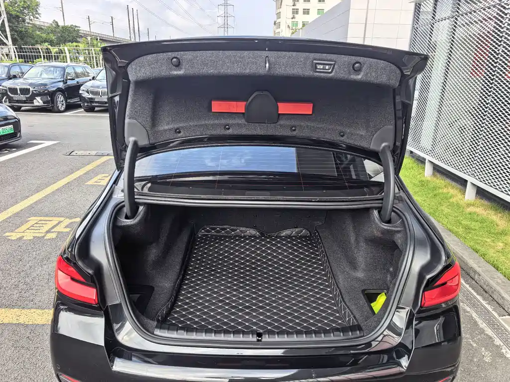 BMW 5 Series — фото 14