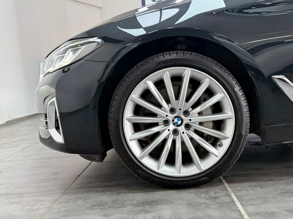 BMW 5 Series — фото 18