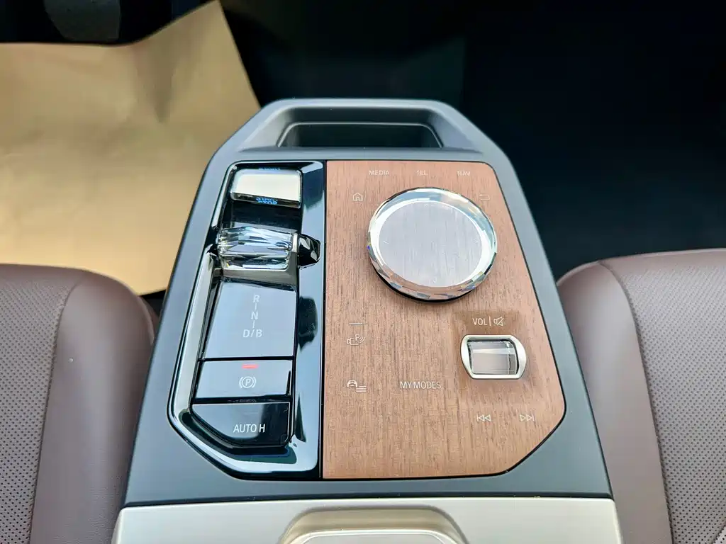 BMW iX — фото 17