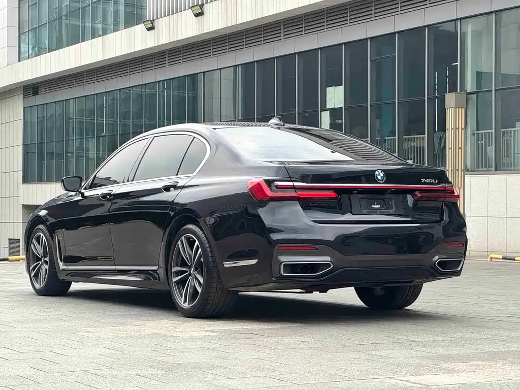 BMW 7 Series — фото 14