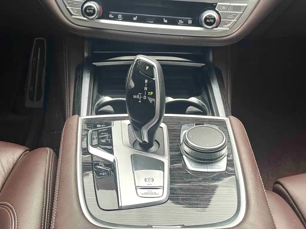BMW 7 Series — фото 10