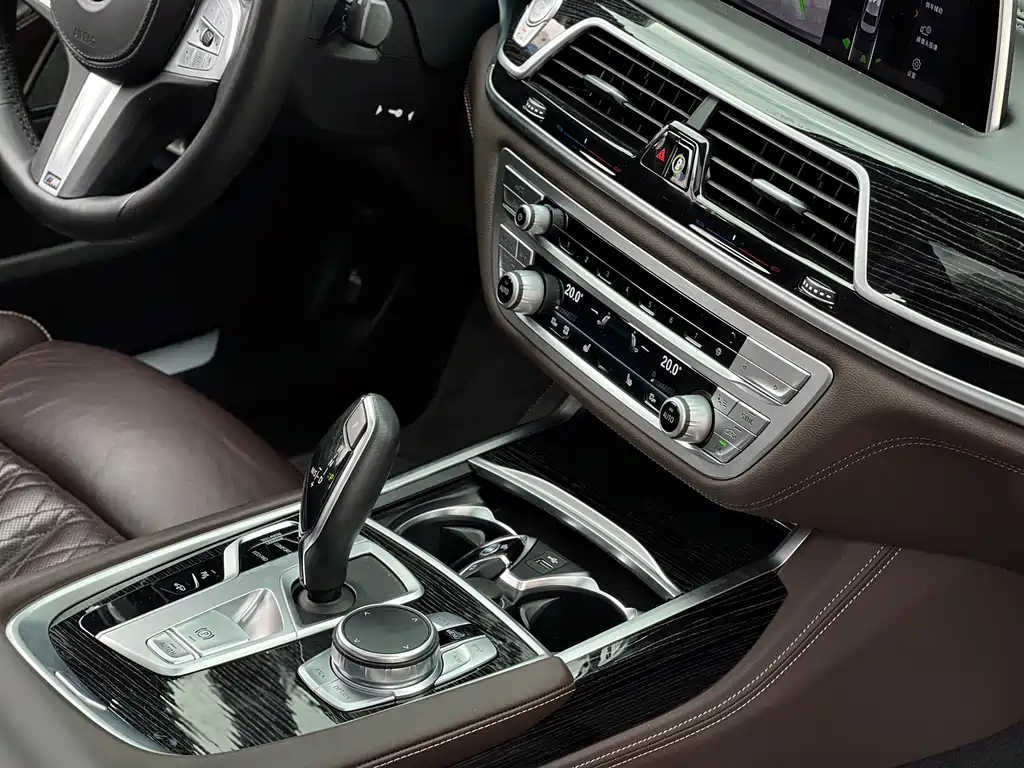 BMW 7 Series — фото 13