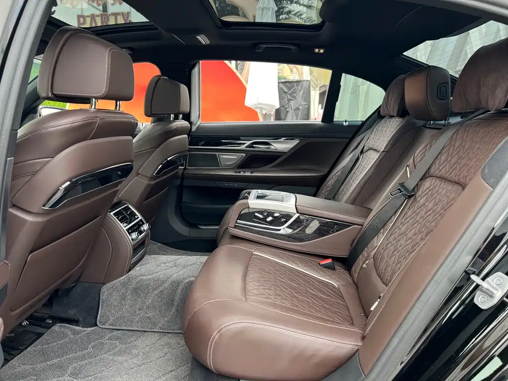 BMW 7 Series — фото 14