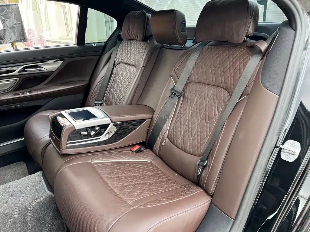 BMW 7 Series — фото 15