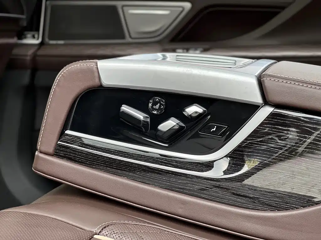 BMW 7 Series — фото 16