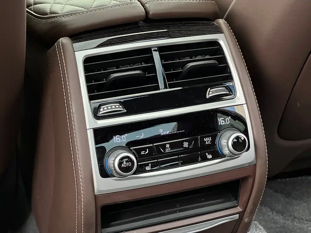 BMW 7 Series — фото 17