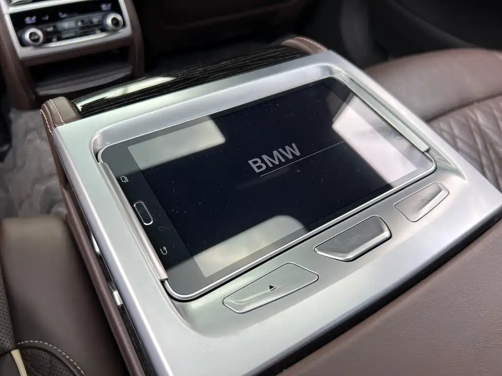 BMW 7 Series — фото 18
