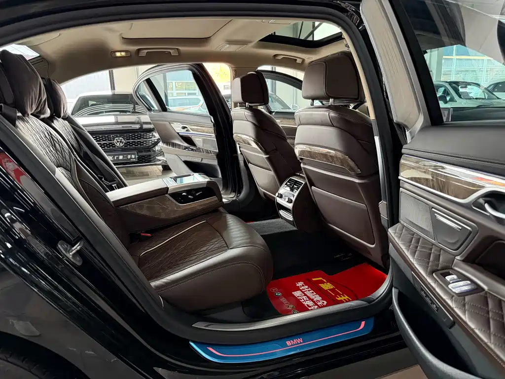 BMW 7 Series — фото 10