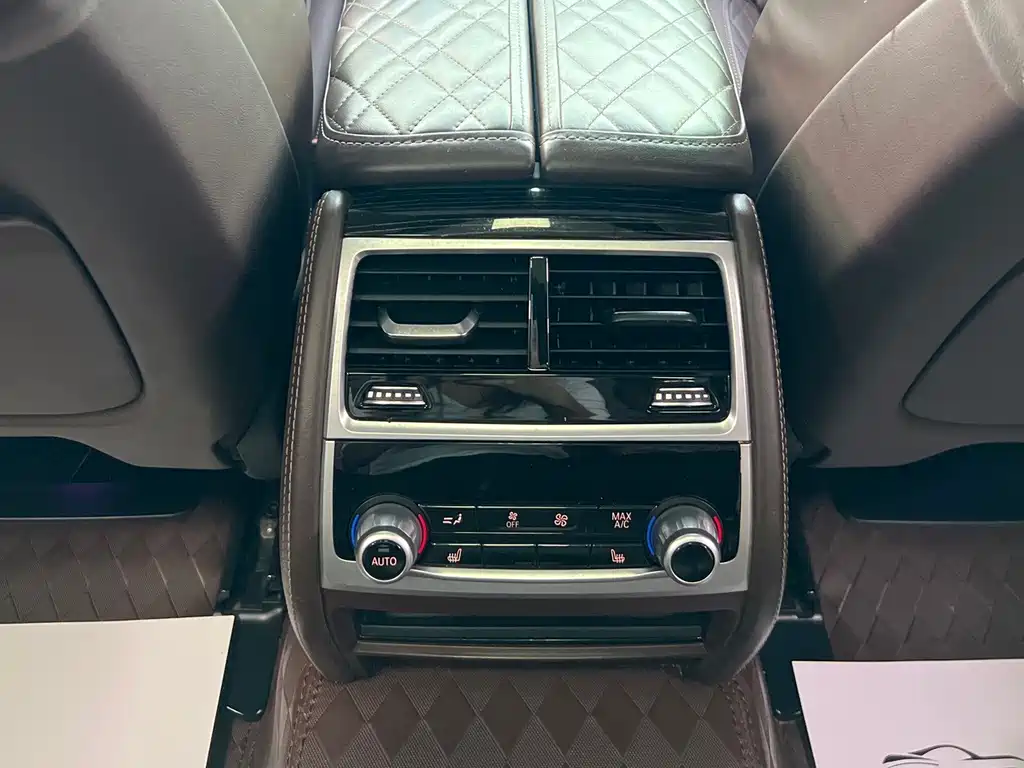 BMW 7 Series — фото 13