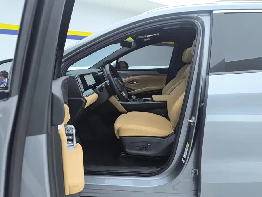 BYD L DM-i — фото 9