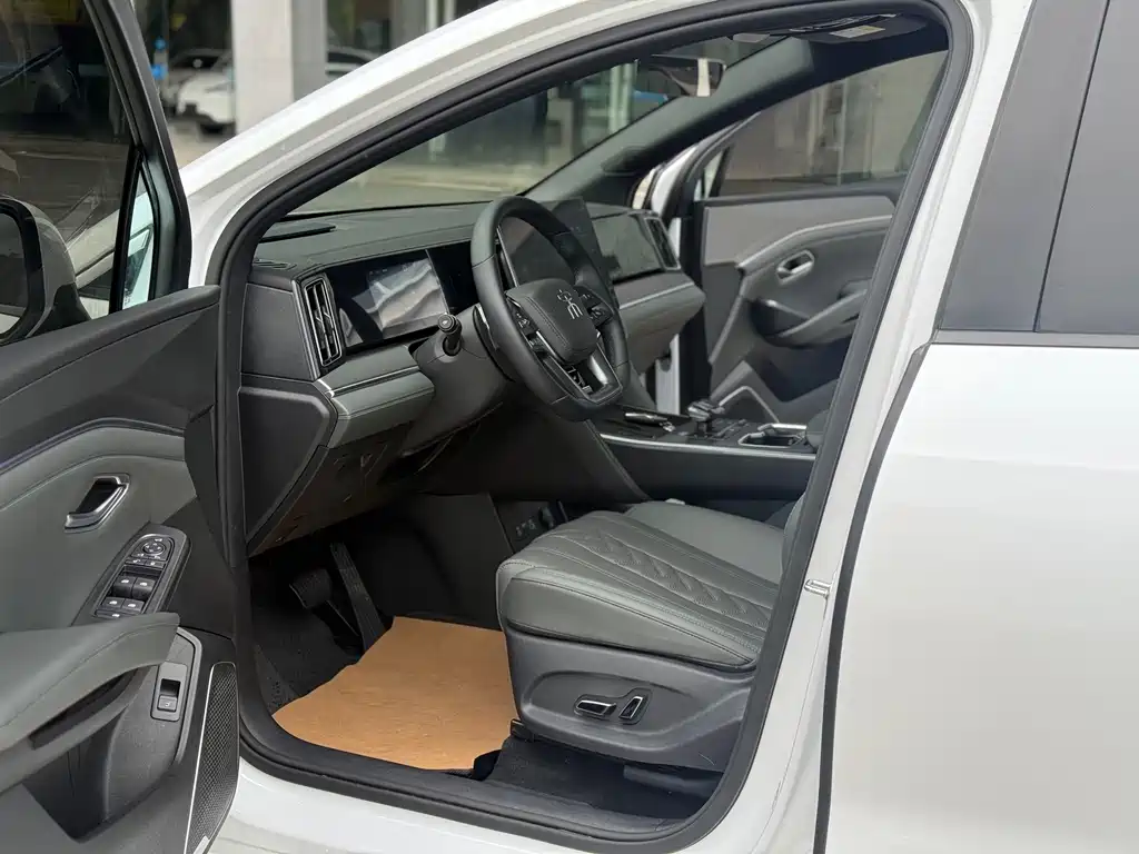 BYD L DM-i — фото 4