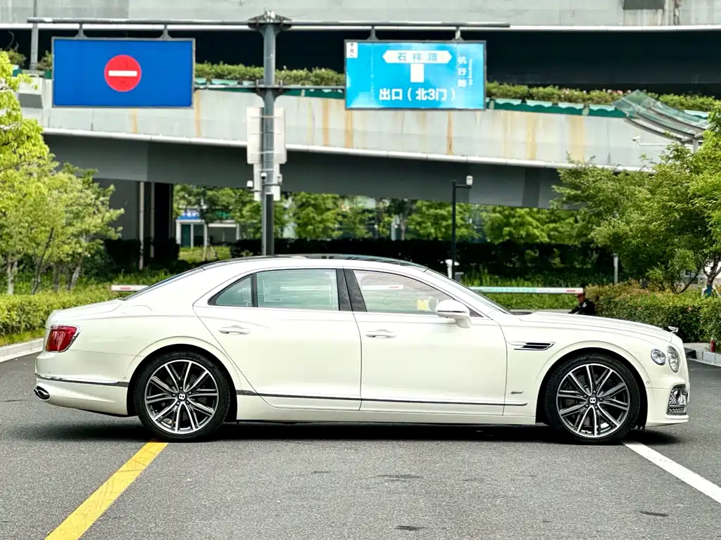 Bentley Flying Spur PHEV — фото 5