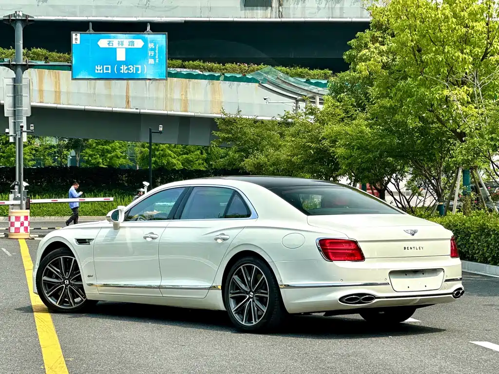 Bentley Flying Spur PHEV — фото 6