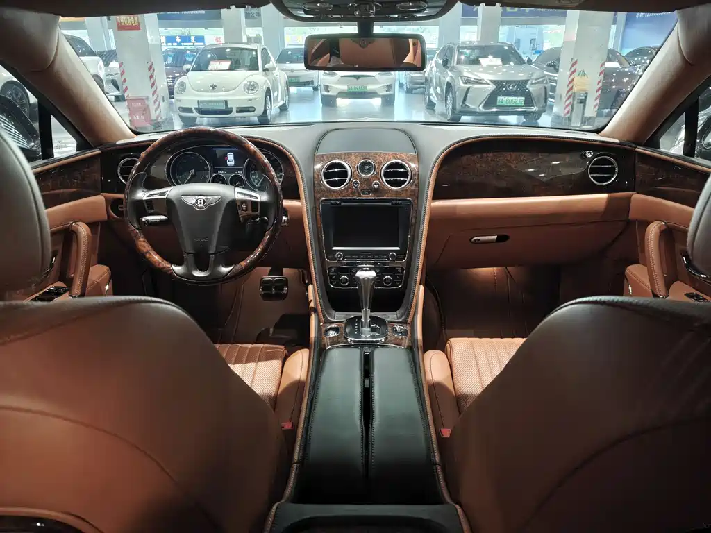 Bentley Flying Spur — фото 11