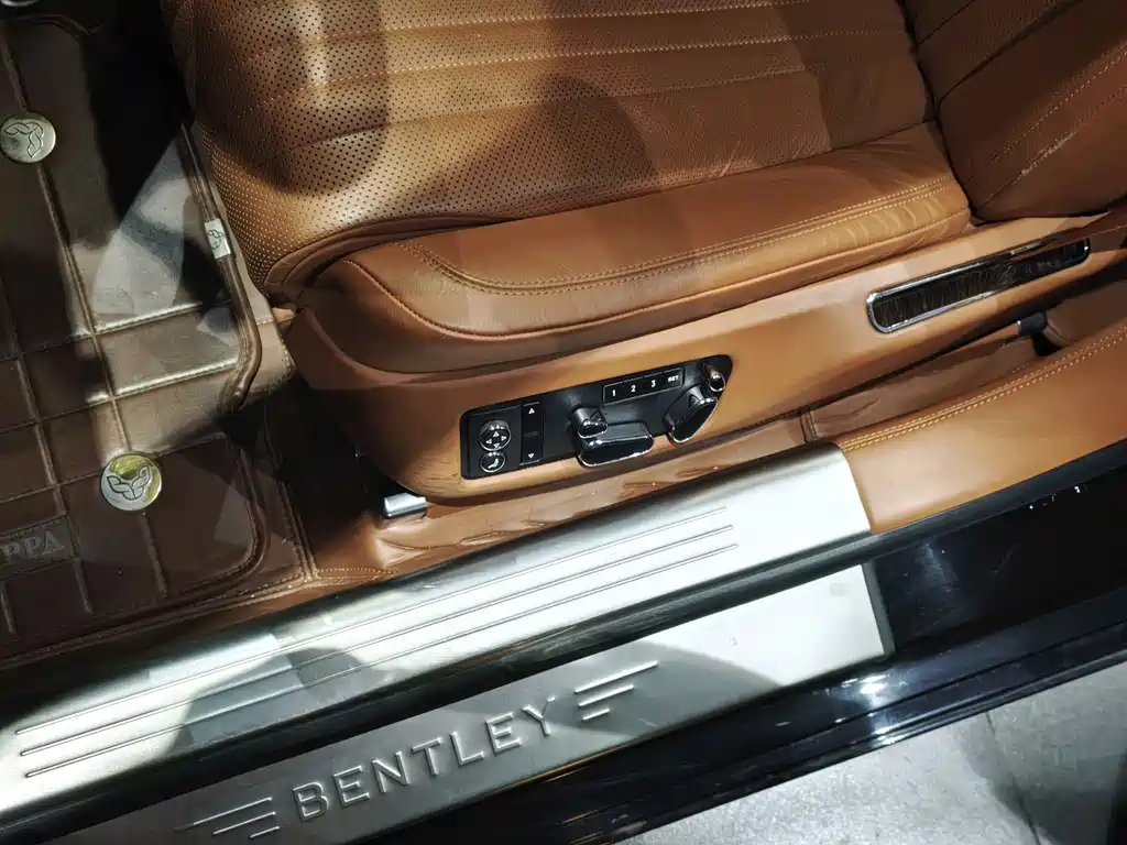 Bentley Flying Spur — фото 13
