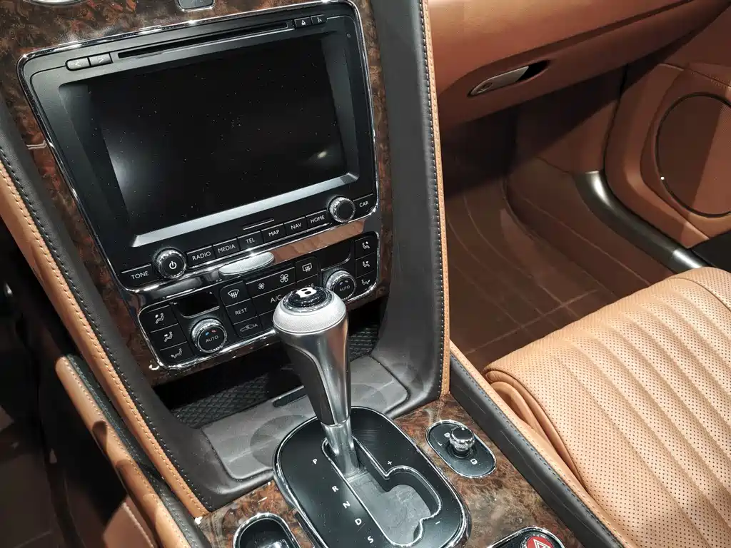 Bentley Flying Spur — фото 14