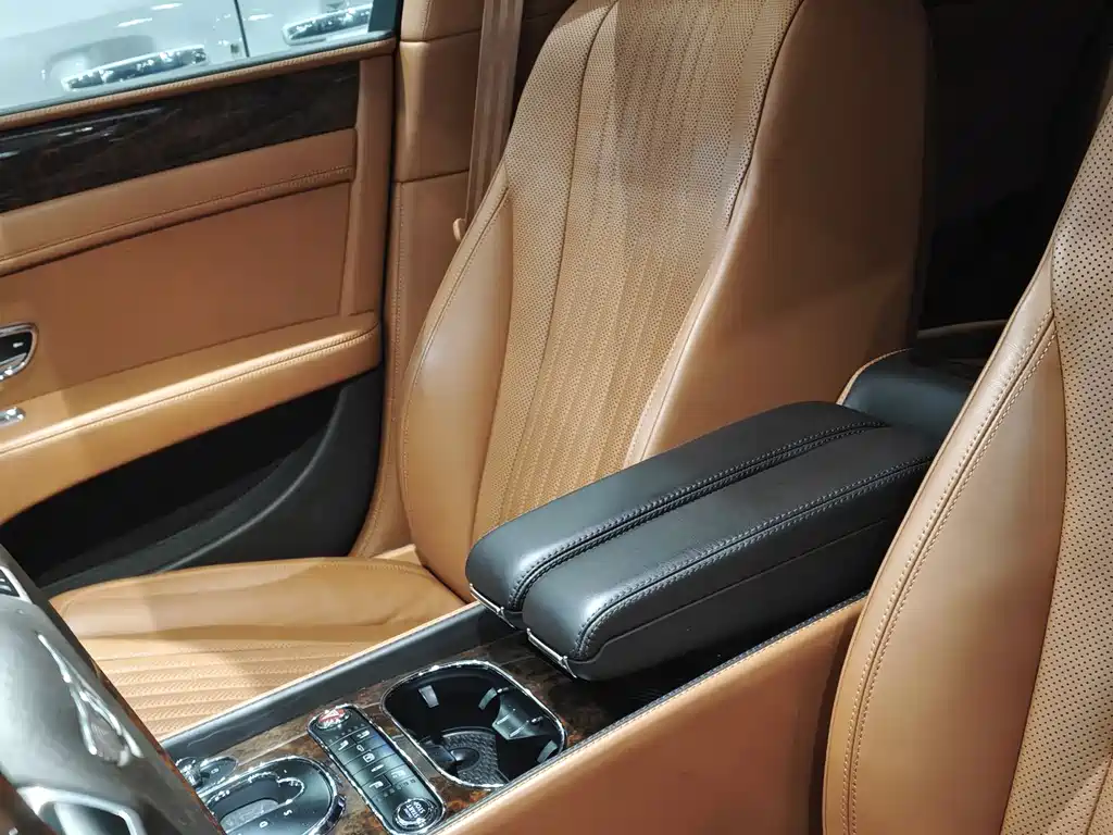 Bentley Flying Spur — фото 15