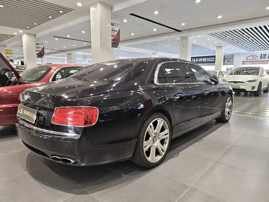 Bentley Flying Spur — фото 3