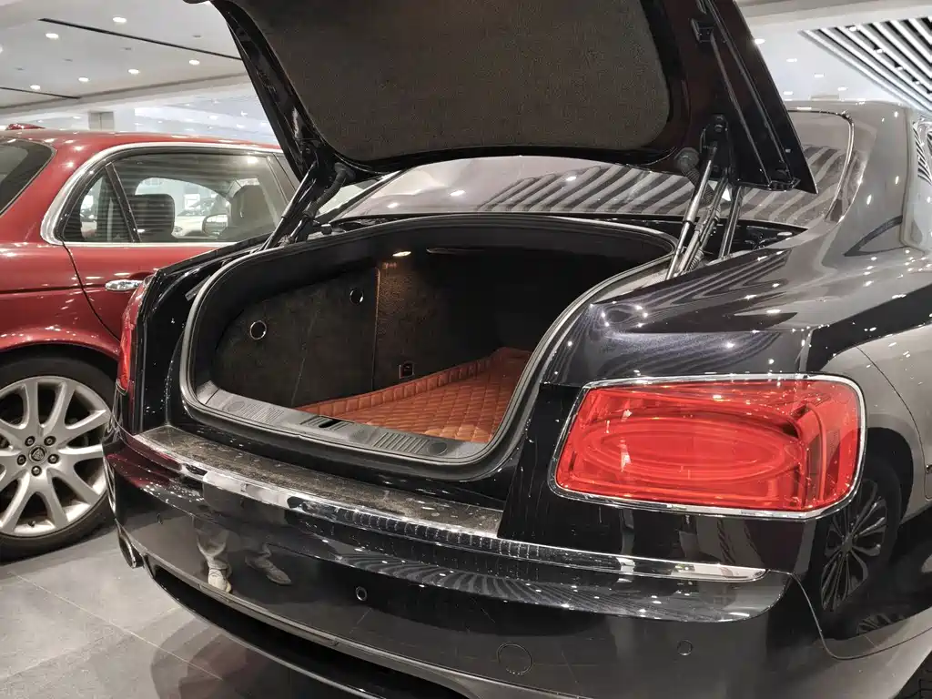 Bentley Flying Spur — фото 5