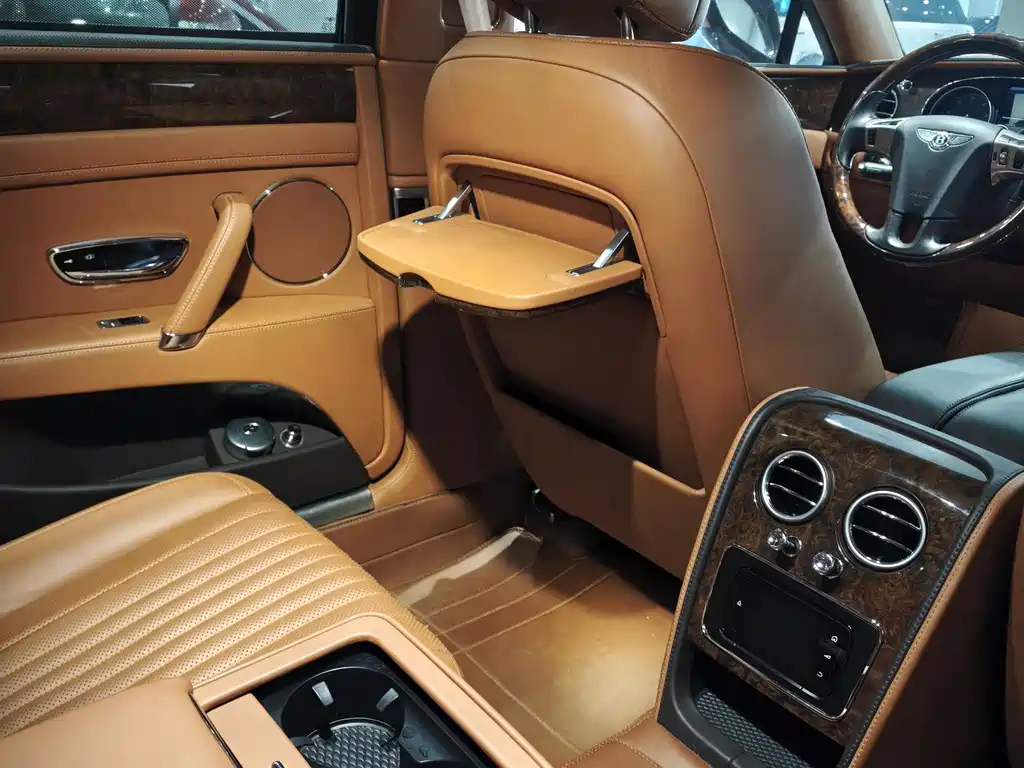 Bentley Flying Spur — фото 10