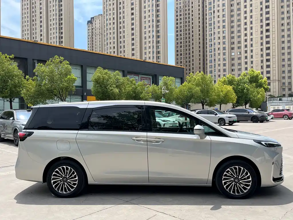 Buick GL8 Hybrid — фото 10