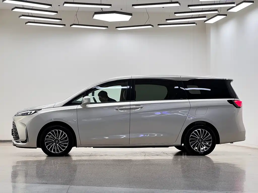 Buick GL8 Hybrid — фото 4