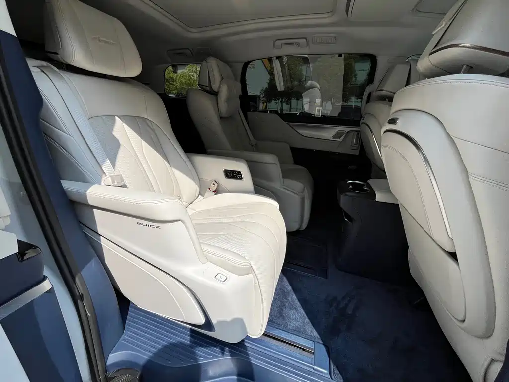 Buick GL8 Hybrid — фото 13