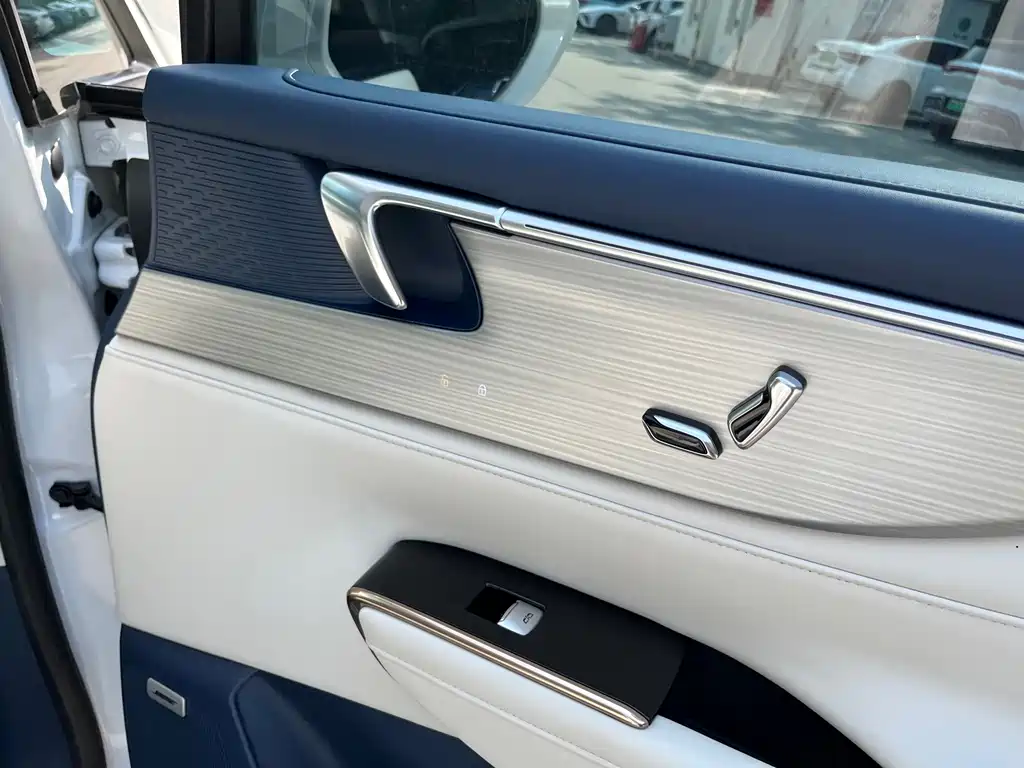 Buick GL8 Hybrid — фото 21