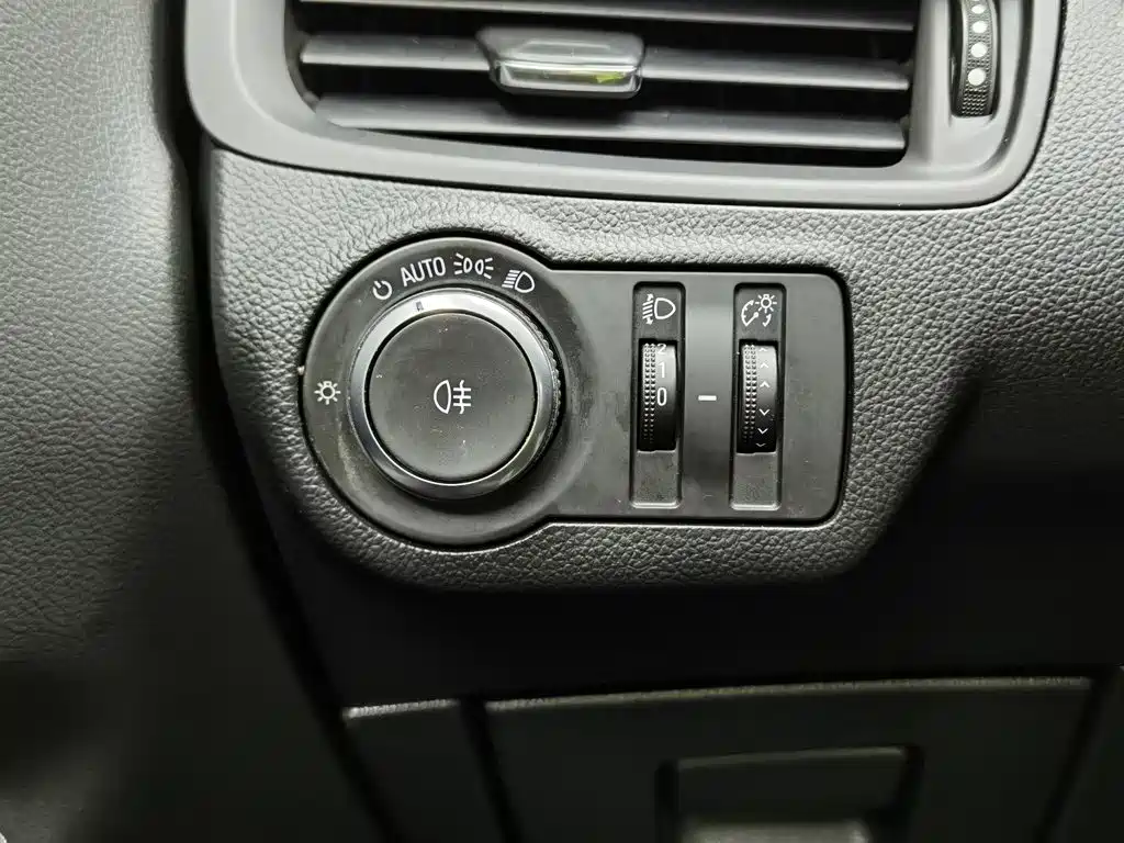 Buick Envision Plus — фото 21
